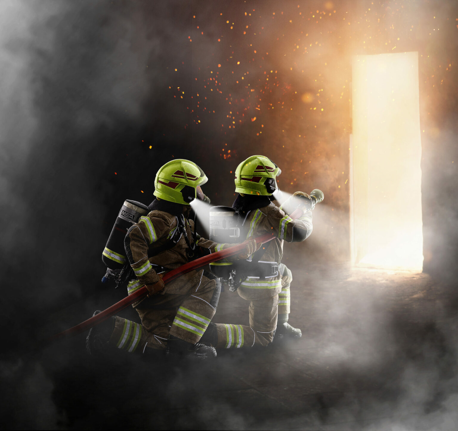 2-Firefighters-with-GALLET-F1XF-Helmet_Integrated-Lighting-Module