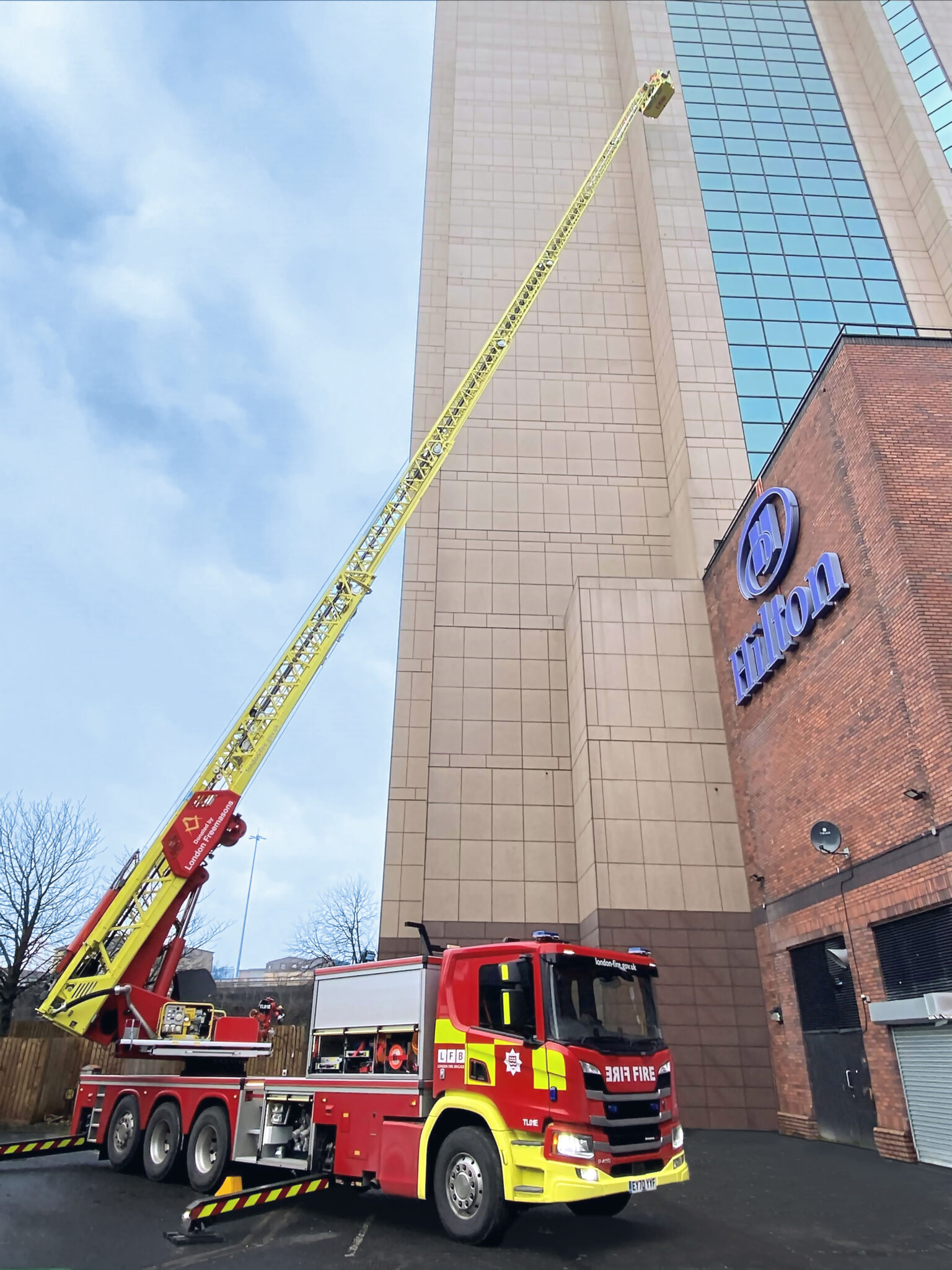 1-ISJ- Magirus supplies London Fire Brigade with Europe's highest turntable ladders