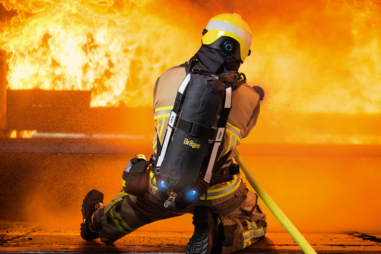 firefighter-bending-sideways-wearing-draeger-pss-airboss-scba-3-2-d-20040-2020 (1)
