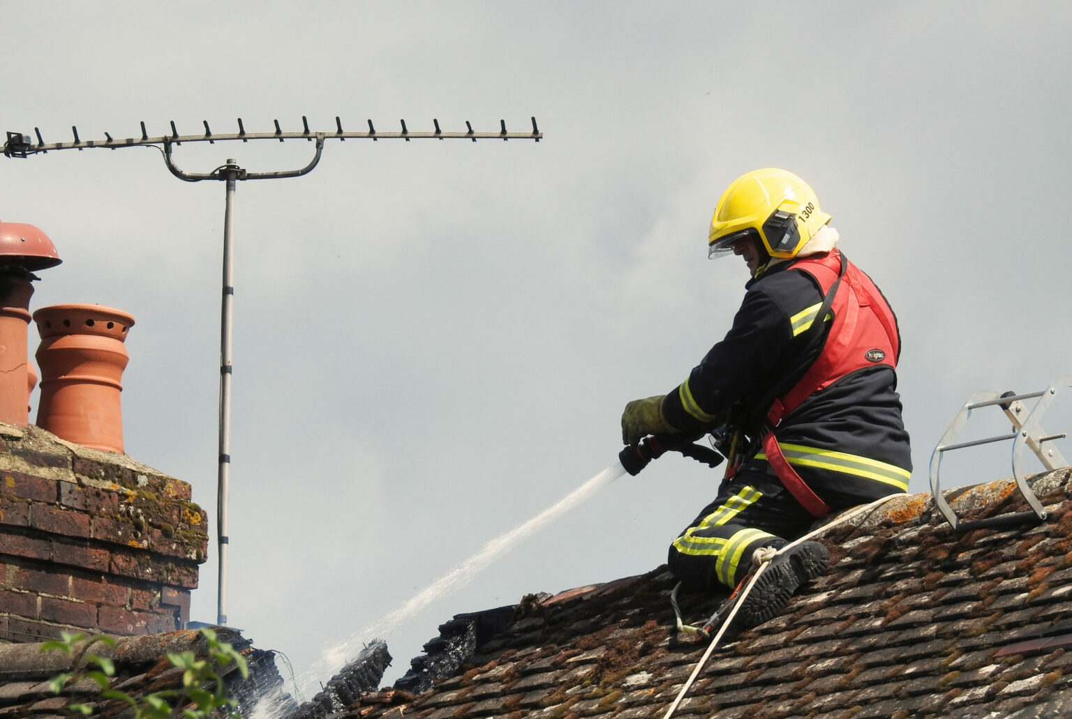 Wiltshire,,Uk.,August,13,2018.,A,Firefighter,On,A,Roof