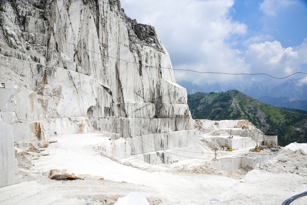 Precious,Carrara,Marble.,Quarry,On,The,Apuan,Alps,,Tuscany,,Italy