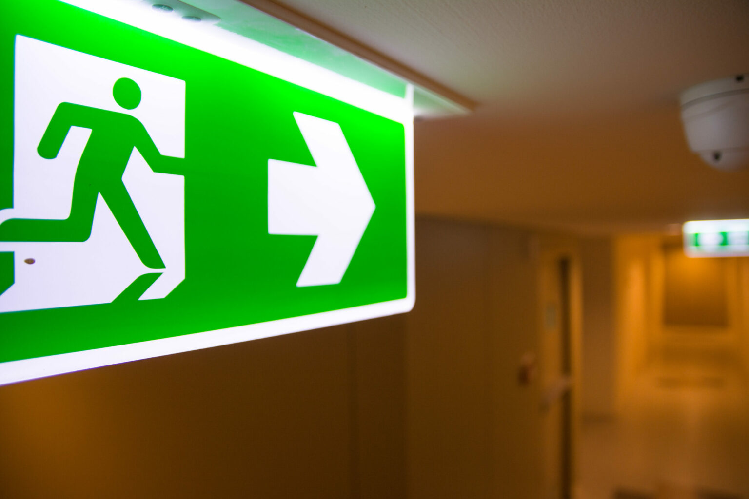 Emergency,Fire,Exit,Sign,At,The,Corridor,In,Building