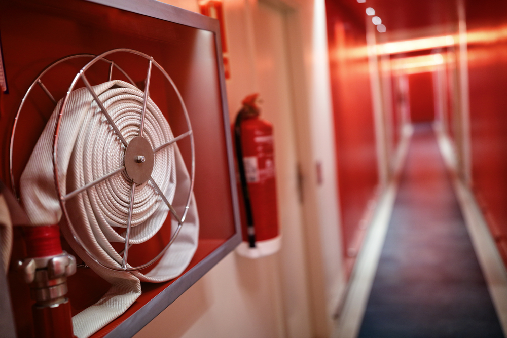 Fire,Extinguisher,And,Fire,Hose,Reel,In,Hotel,Corridor