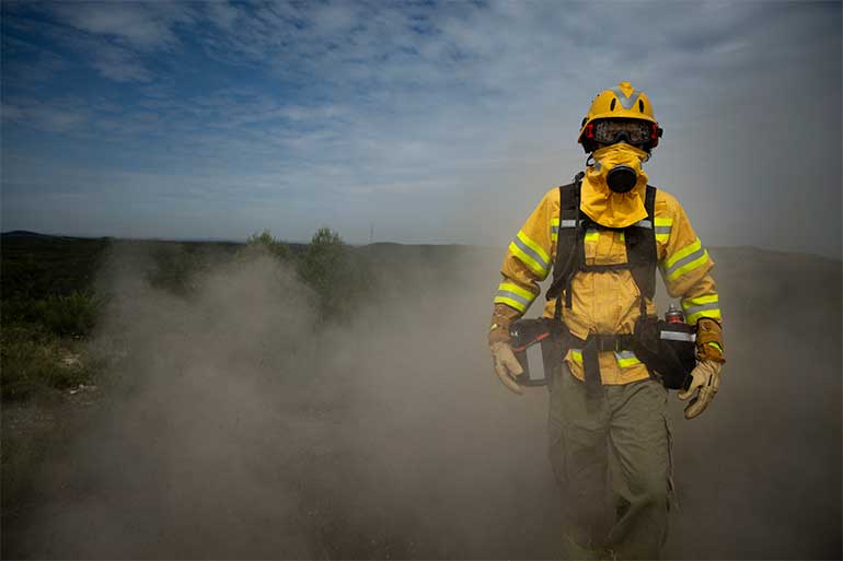 The Xtreme Mask is an effective solution to protect the face and the respiratory tract in extreme situations for wildland firefighters.