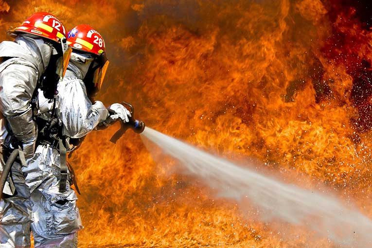 Large grease fires should be left to professionals to put out