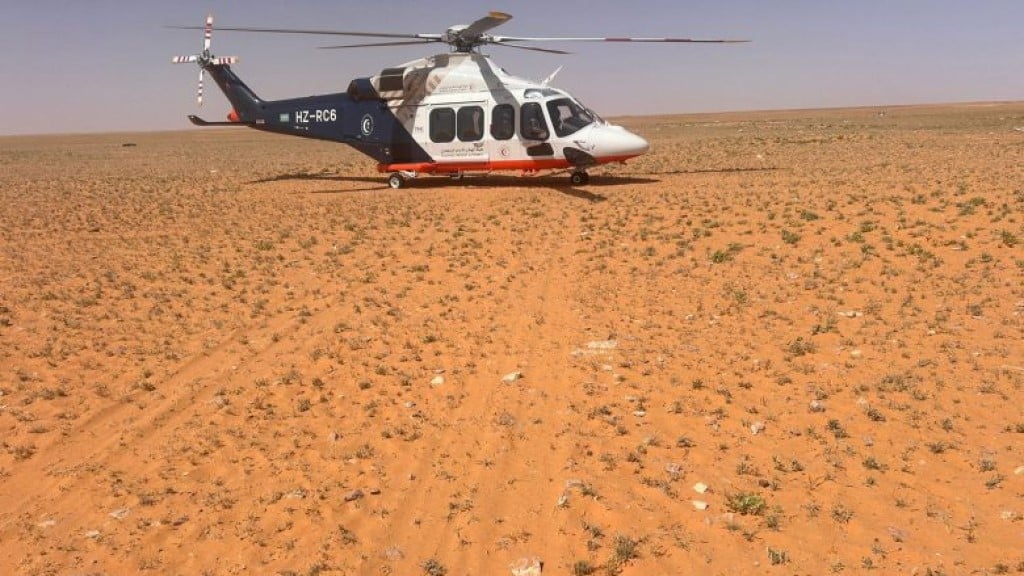 Rapid response by Saudi Red Crescent saves man in Al-Rawsan desert crash