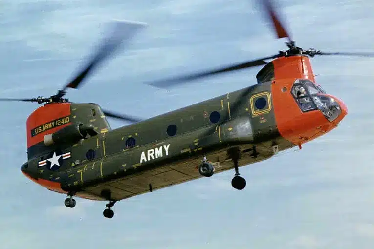 image of a Boeing CH-47 Chinook helicopter