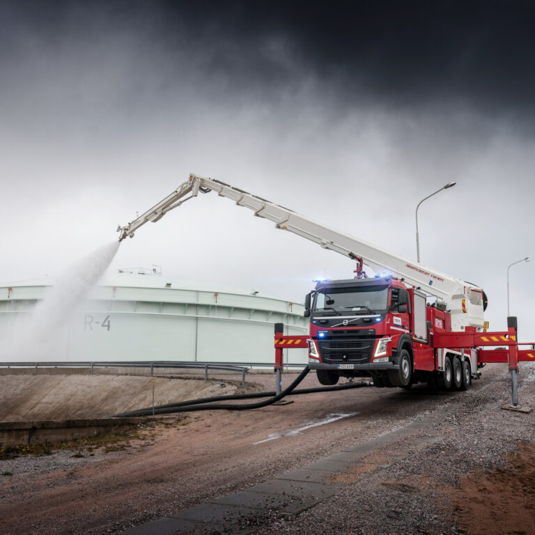 How aerial firefighting platforms improve access and control during complex fire incidents