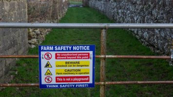 Farm,Safety,Notice,Sign,On,Gate,Of,A,Rural,Farm
